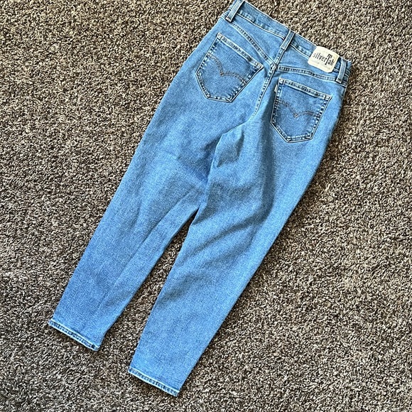 NWOT Levi Strauss Silver Tab Distressed Mom Jean, Size 28, Medium Wash Denim - Picture 10 of 15